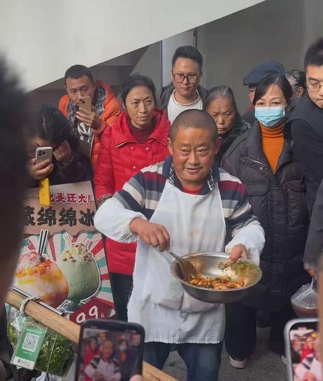 王鸡肉父亲车祸去世暂停出摊百科却显示他父亲在他9岁去世(图1)